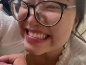 Em gái đeo kính với quả mông siêu phẩm